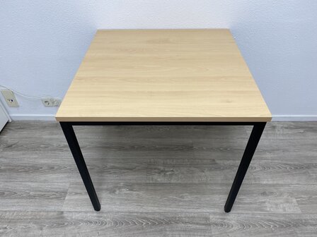 Partij! 4x Tafel 80x80 + 8 stoelen