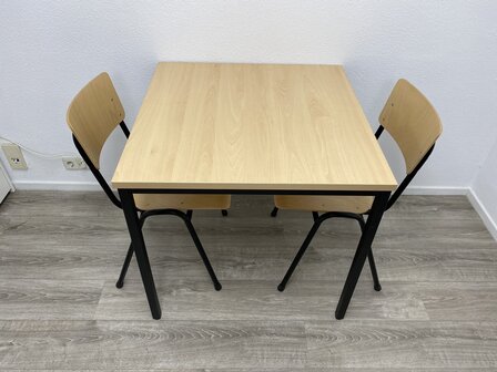 Partij! 4x Tafel 80x80 + 8 stoelen