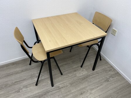 Kantineset: Tafel 80x80 + 2 stoelen